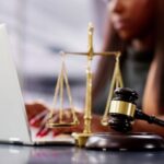 Nell'immagine è rappresentato un avvocato intento a lavorare al computer