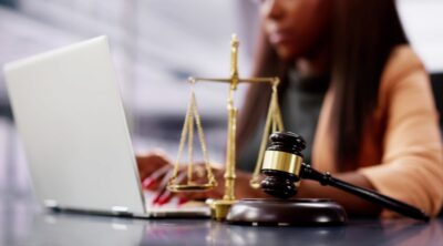 Nell'immagine è rappresentato un avvocato intento a lavorare al computer