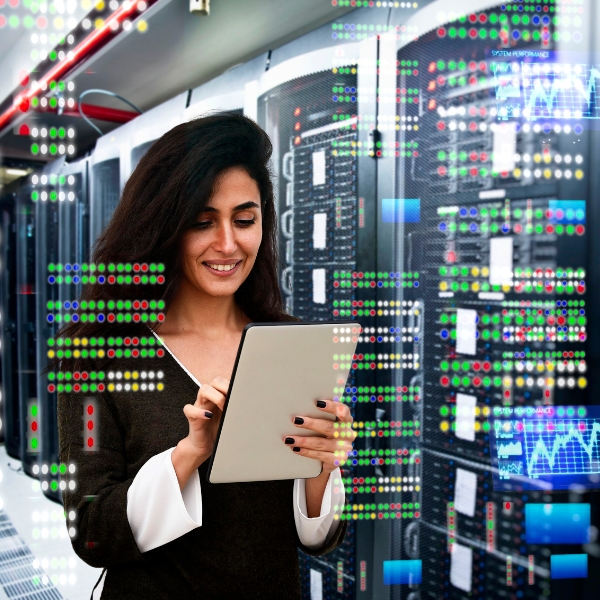 L'immagine rappresenta una donna che utilizza un tablet per monitorare i server