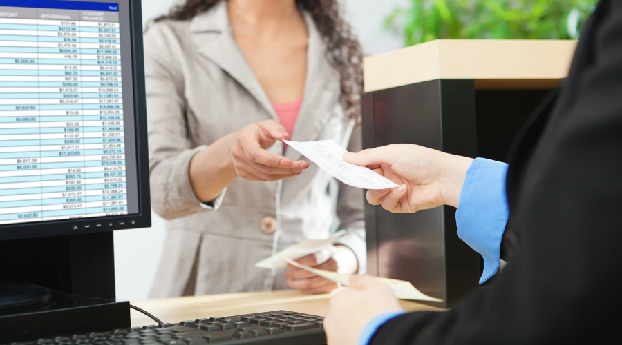 Selezione del personal bancario. In questa immagine è raffigurata un'interazione tra un dipendente di una banca e una cliente
