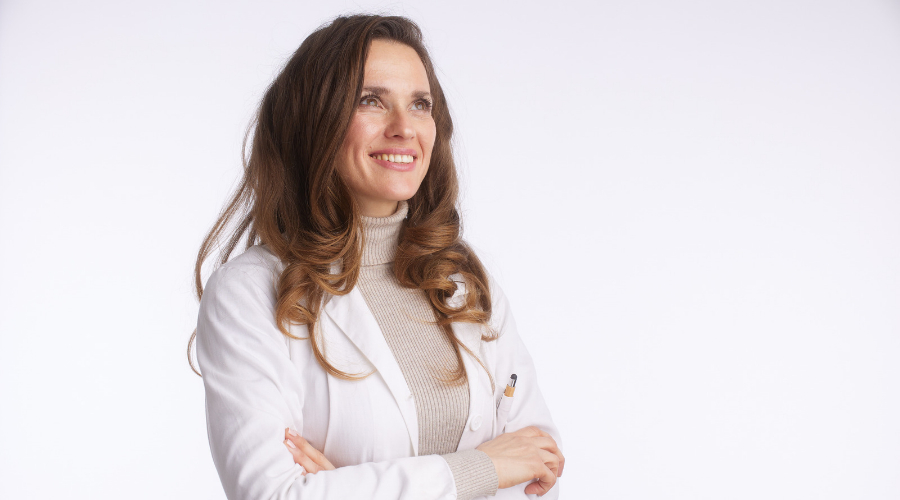 Donne leader in sanità. L'immagine mostra una donna che ricopre un ruolo di leadership.
